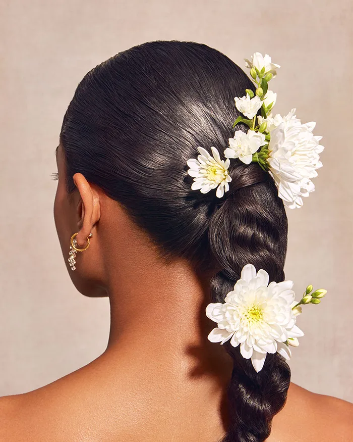 Nahaufnahme von einem Zopf voller weißer Blumen